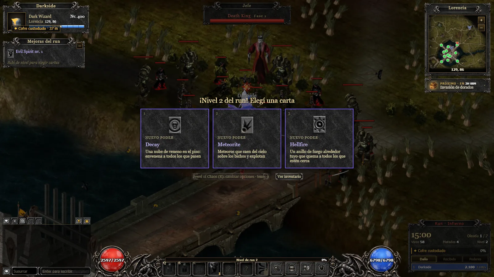 Una pelea en Lorencia con el HUD del juego: el Death King, la horda y la elección de cartas